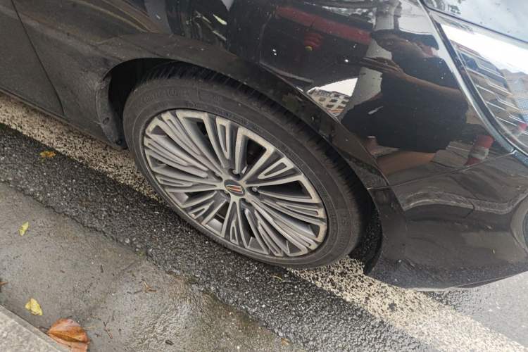 Used Hongqi H5 2022 Classic Model 1.8T Automatic Smart Connect Flagship Edition Right Front Wheel Hub