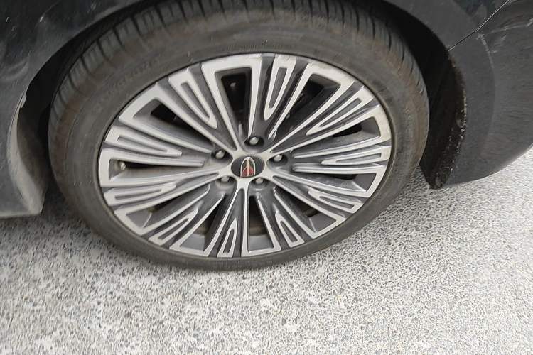 Used Hongqi H5 2022 Classic Model Facelift 1.8T Automatic Smart Connect Flagship Edition Right Front Wheel Hub