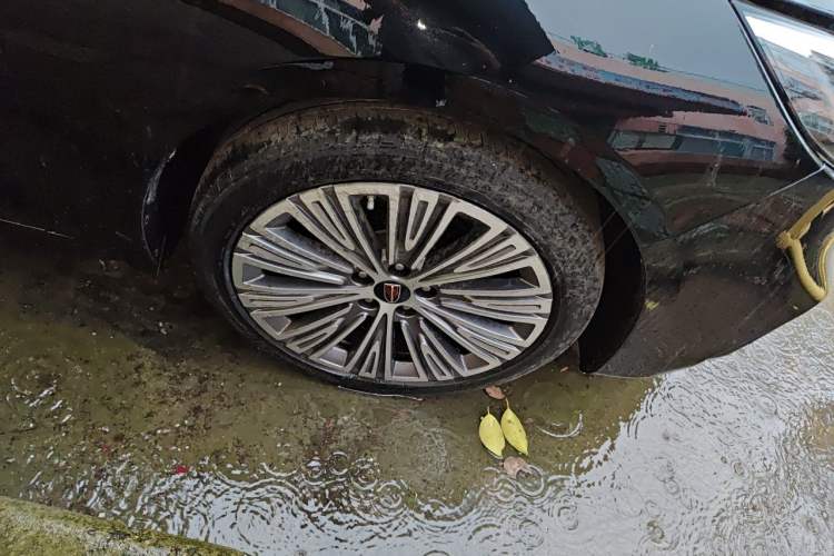 Used Hongqi H5 2022 Classic Model Facelift 1.8T Automatic Smart Connect Flagship Edition Right Front Wheel Hub