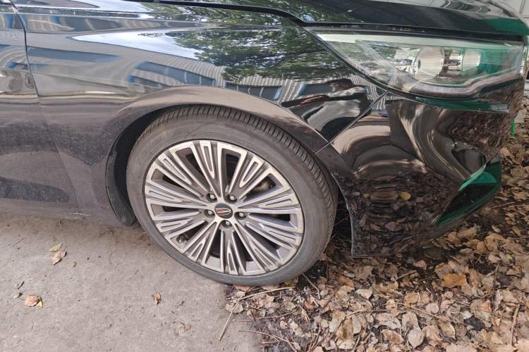 Used Hongqi H5 2022 Classic Model Facelift 1.8T Automatic Smart Connect Flagship Edition Right Front Wheel Hub