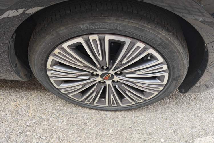 Used Hongqi H5 2022 Classic Model 1.8T Automatic Smart Connect Flagship Edition Right Front Wheel Hub