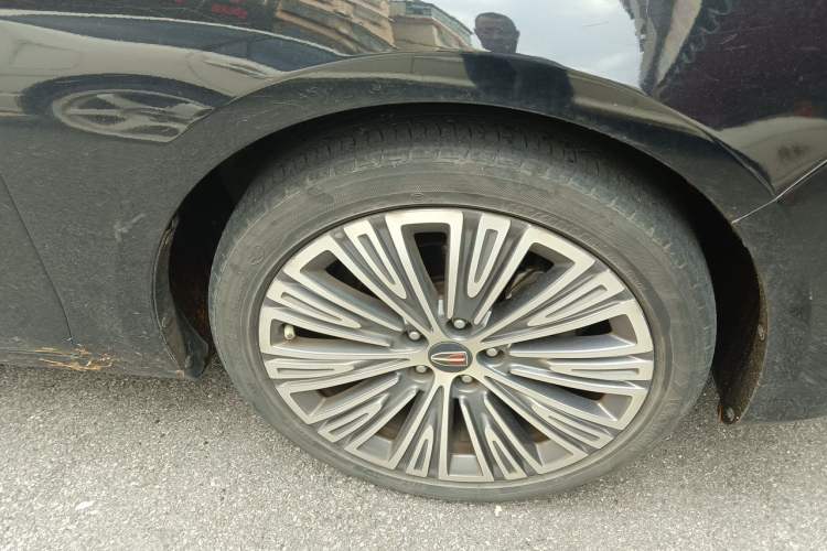 Used Hongqi H5 2022 Classic Model 1.8T Automatic Smart Connect Flagship Edition Right Front Wheel Hub
