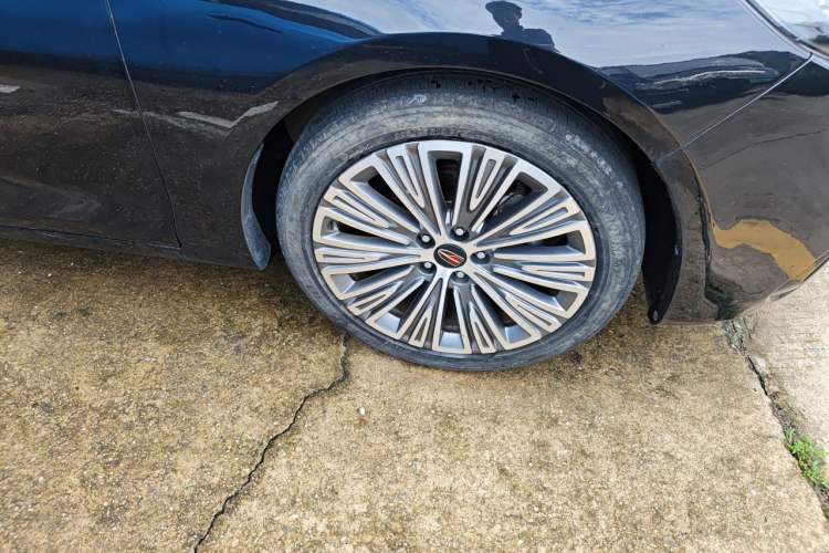 Used Hongqi H5 2022 Classic Model 1.8T Automatic Smart Connect Flagship Edition Right Front Wheel Hub
