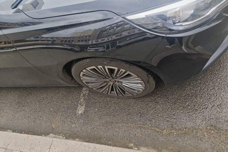 Used Hongqi H5 2022 Classic Model 1.8T Automatic Smart Connect Flagship Edition Right Front Wheel Hub