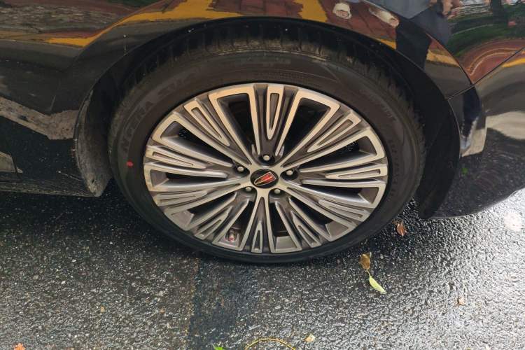 Used Hongqi H5 2022 Classic Model 1.8T Automatic Smart Connect Flagship Edition Right Front Wheel Hub