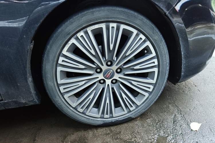 Used Hongqi H5 2022 Classic Model Facelift 1.8T Automatic Smart Connect Flagship Edition Right Front Wheel Hub