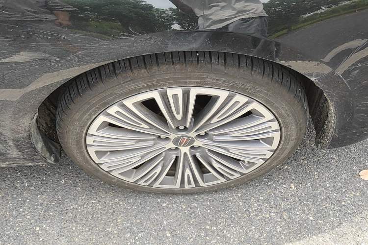 Used Hongqi H5 2022 Classic Model Facelift 1.8T Automatic Smart Connect Flagship Edition Right Front Wheel Hub