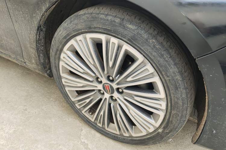 Used Hongqi H5 2022 Classic Model Facelift 1.8T Automatic Smart Connect Flagship Edition Right Front Wheel Hub