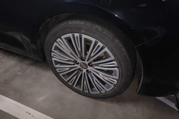 Used Hongqi H5 2022 Classic Model Facelift 1.8T Automatic Smart Connect Flagship Edition Right Front Wheel Hub