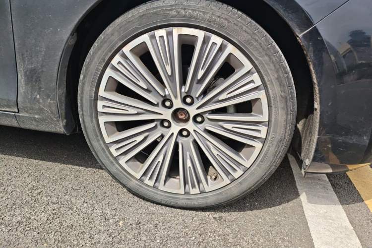 Used Hongqi H5 2022 Classic Model 1.8T Automatic Smart Connect Flagship Edition Right Front Wheel Hub