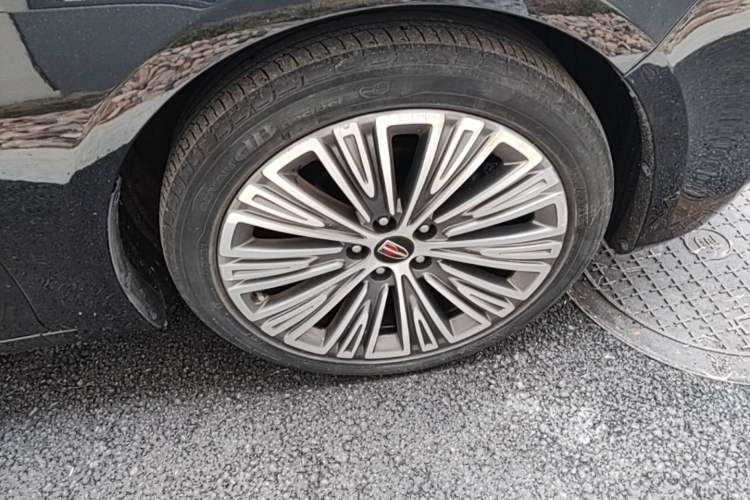 Used Hongqi H5 2022 Classic Model Facelift 1.8T Automatic Smart Connect Flagship Edition Right Front Wheel Hub