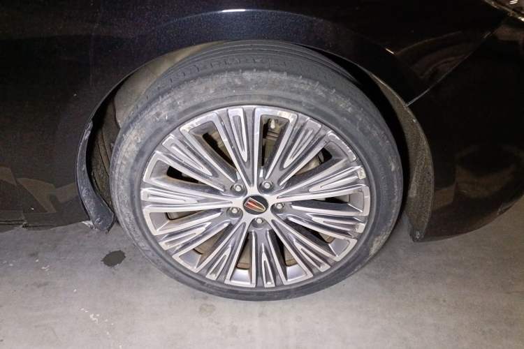 Used Hongqi H5 2022 Classic Model Facelift 1.8T Automatic Smart Connect Flagship Edition Right Front Wheel Hub