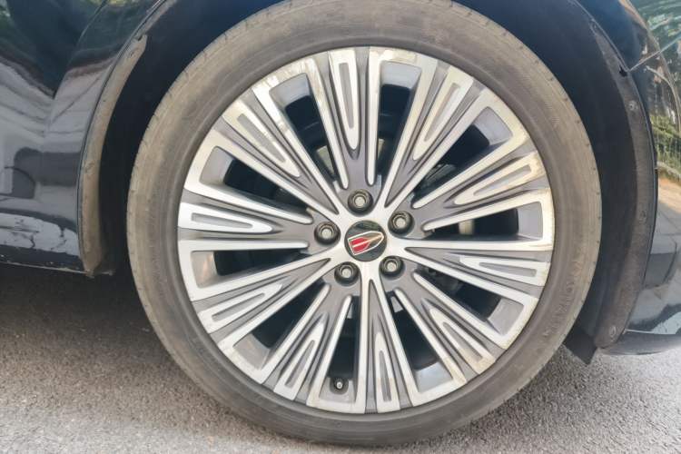 Used Hongqi H5 2022 Classic Model 1.8T Automatic Smart Connect Flagship Edition Right Front Wheel Hub