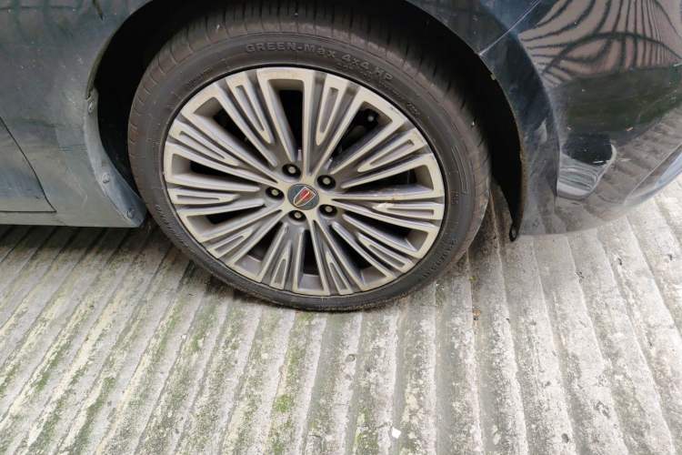 Used Hongqi H5 2022 Classic Model 1.8T Automatic Smart Connect Flagship Edition Right Front Wheel Hub