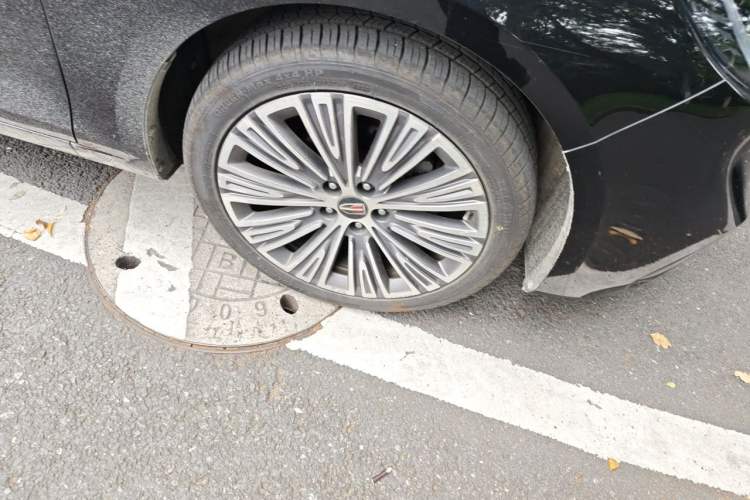 Used Hongqi H5 2022 Classic Model Facelift 1.5T DCT Qiyun Edition Right Front Wheel Hub