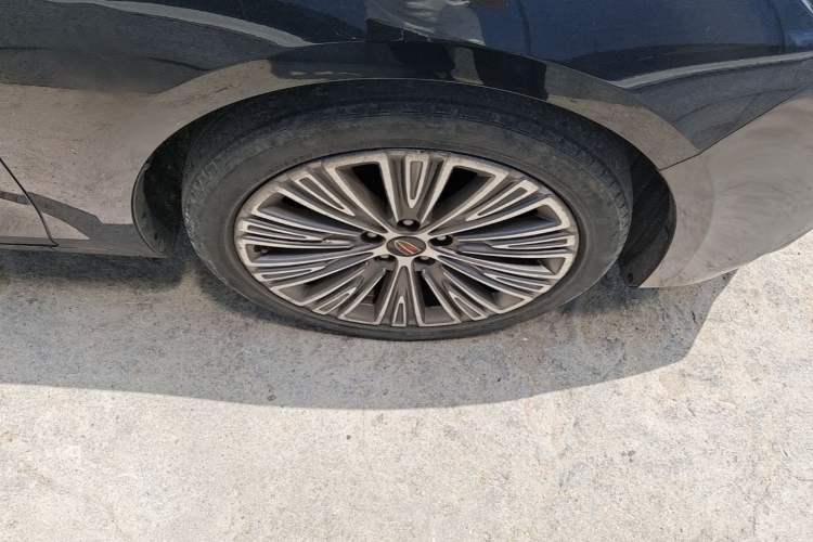 Used Hongqi H5 2022 Classic Model 1.8T Automatic Smart Connect Flagship Edition Right Front Wheel Hub
