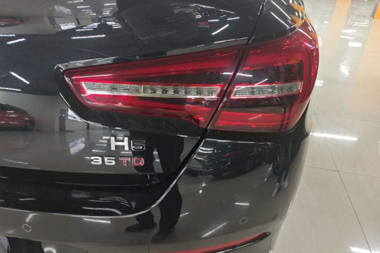 Used Hongqi H5 2022 Classic Model 1.8T Automatic Smart Connect Flagship Edition Right Rear Taillight