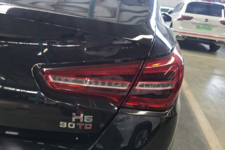Used Hongqi H5 2022 Classic Model 1.5T DCT Flagship Edition Right Rear Taillight