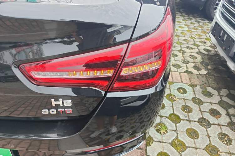 Used Hongqi H5 2022 Classic Model Facelift 1.5T DCT Qiyun Edition Right Rear Taillight