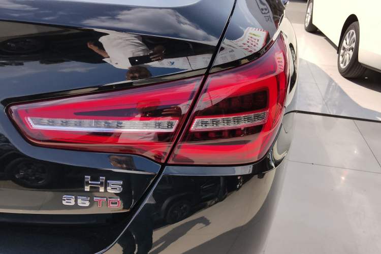 Used Hongqi H5 2022 Classic Model 1.8T Automatic Smart Connect Flagship Edition Right Rear Taillight