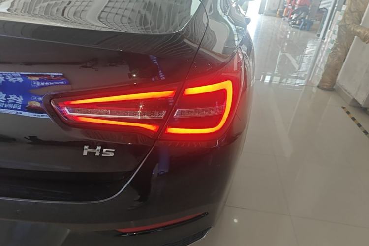 Used Hongqi H5 2022 Classic Model Facelift 1.8T Automatic Smart Connect Flagship Edition Right Rear Taillight