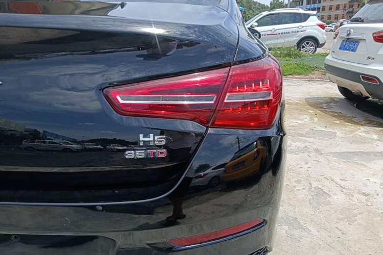 Used Hongqi H5 2022 Classic Model Facelift 1.8T Automatic Smart Connect Flagship Edition Right Rear Taillight