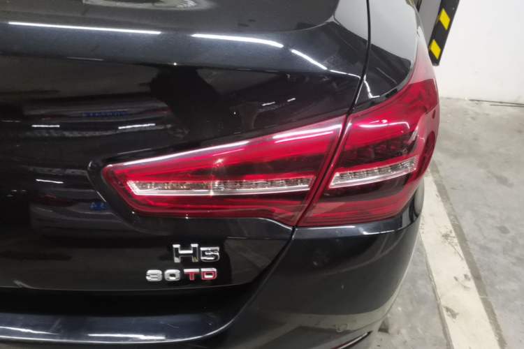 Used Hongqi H5 2022 Classic Model Facelift 1.5T DCT Qiyun Edition Right Rear Taillight