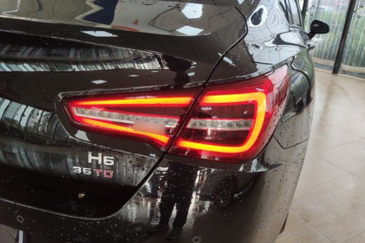 Used Hongqi H5 2022 Classic Model 1.8T Automatic Smart Connect Flagship Edition Right Rear Taillight