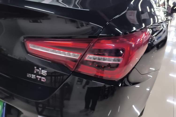 Used Hongqi H5 2022 Classic Model Facelift 1.8T Automatic Smart Connect Flagship Edition Right Rear Taillight