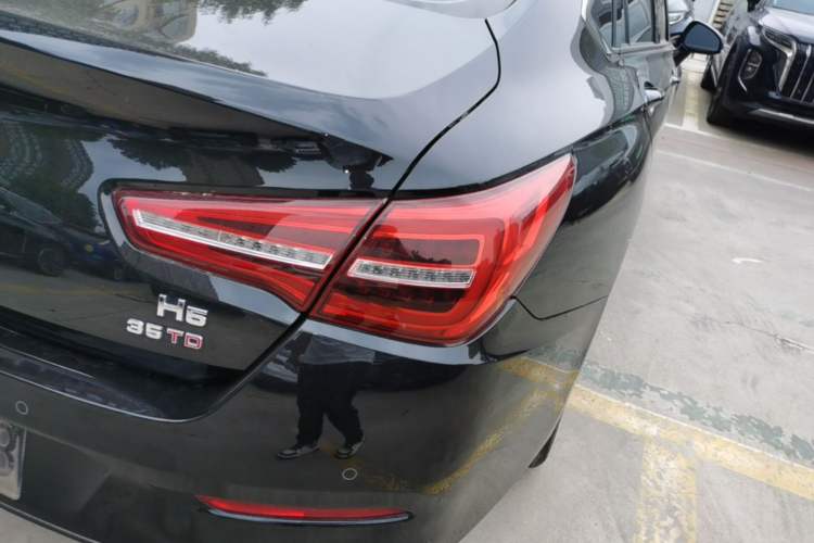 Used Hongqi H5 2022 Classic Model Facelift 1.8T Automatic Smart Connect Flagship Edition Right Rear Taillight