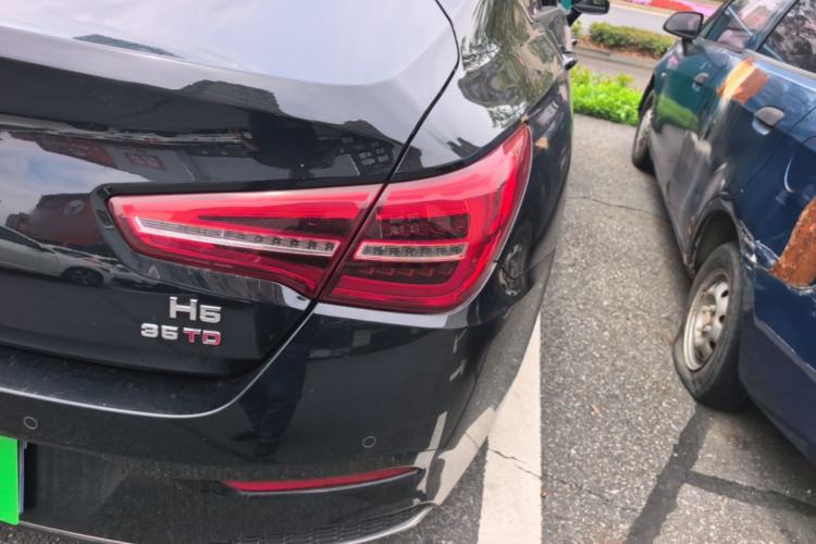 Used Hongqi H5 2022 Classic Model Facelift 1.8T Automatic Smart Connect Flagship Edition Right Rear Taillight