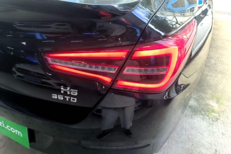 Used Hongqi H5 2022 Classic Model Facelift 1.8T Automatic Smart Connect Flagship Edition Right Rear Taillight