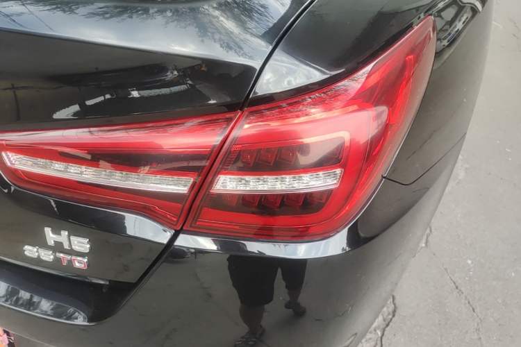Used Hongqi H5 2022 Classic Model 1.8T Automatic Smart Connect Flagship Edition Right Rear Taillight