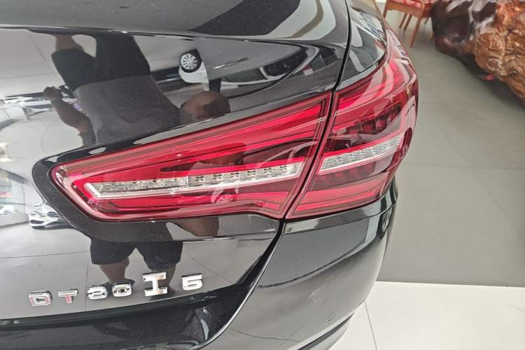 Used Hongqi H5 2022 Classic Model Facelift 1.5T DCT Qiyun Edition Right Rear Taillight