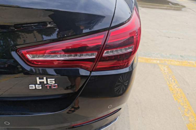 Used Hongqi H5 2022 Classic Model Facelift 1.8T Automatic Smart Connect Flagship Edition Right Rear Taillight
