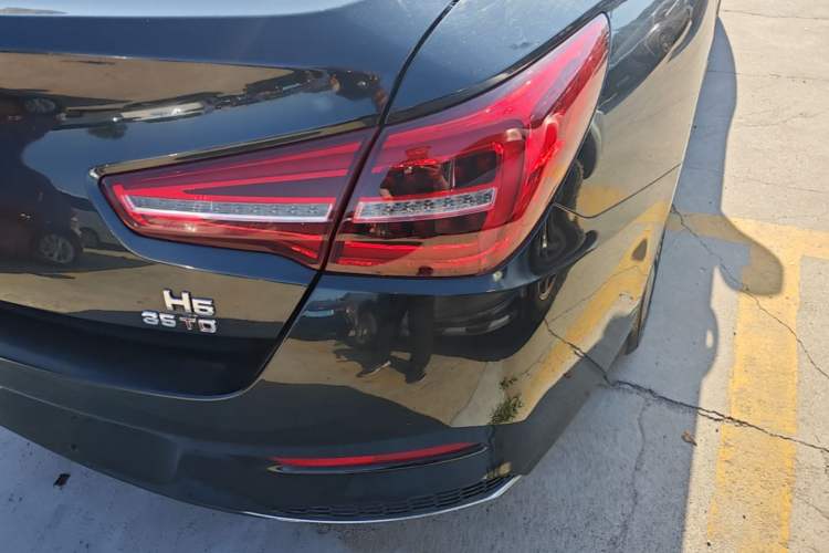 Used Hongqi H5 2022 Classic Model Facelift 1.8T Automatic Smart Connect Flagship Edition Right Rear Taillight