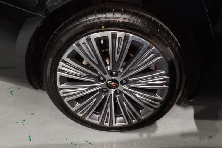 Used Hongqi H5 2022 Classic Model Facelift 1.5T DCT Qiyun Edition Right Rear Wheel Hub