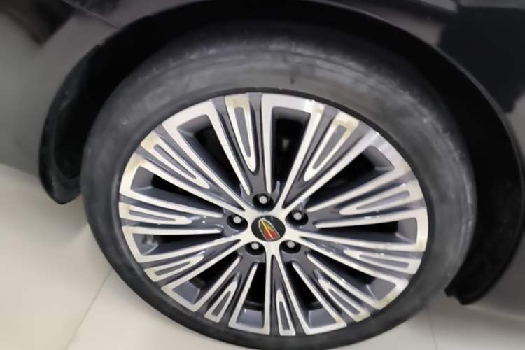 Used Hongqi H5 2022 Classic Model Facelift 1.8T Automatic Smart Connect Flagship Edition Right Rear Wheel Hub