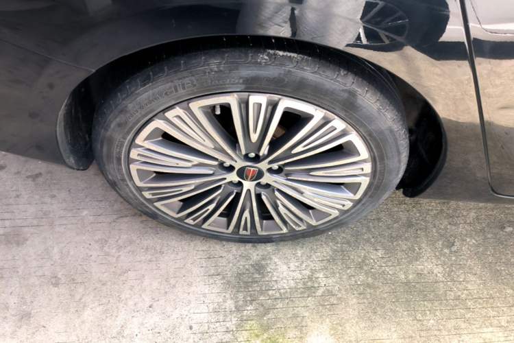 Used Hongqi H5 2022 Classic Model Facelift 1.8T Automatic Smart Connect Flagship Edition Right Rear Wheel Hub