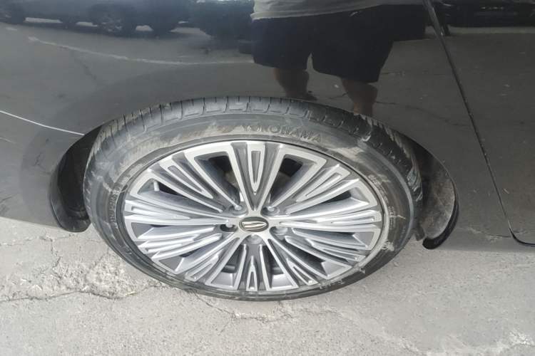 Used Hongqi H5 2022 Classic Model 1.8T Automatic Smart Connect Flagship Edition Right Rear Wheel Hub