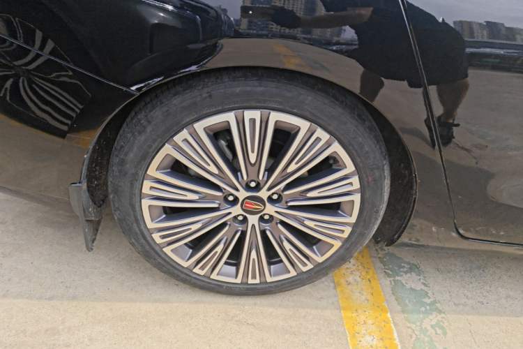 Used Hongqi H5 2022 Classic Model Facelift 1.8T Automatic Smart Connect Flagship Edition Right Rear Wheel Hub
