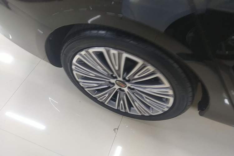 Used Hongqi H5 2022 Classic Model Facelift 1.5T DCT Qiyun Edition Right Rear Wheel Hub