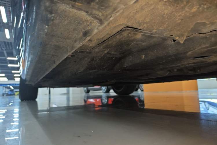 Used Hongqi H5 2022 Classic Model 1.8T Automatic Smart Connect Flagship Edition Right Side Sill