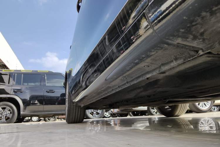Used Hongqi H5 2022 Classic Model 1.8T Automatic Smart Connect Flagship Edition Right Side Sill