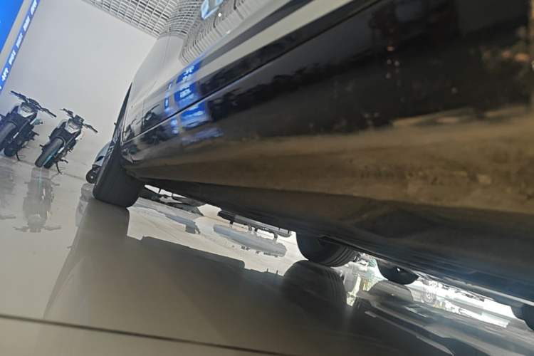 Used Hongqi H5 2022 Classic Model Facelift 1.8T Automatic Smart Connect Flagship Edition Right Side Sill