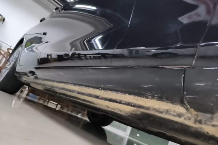 Used Hongqi H5 2022 Classic Model Facelift 1.8T Automatic Smart Connect Flagship Edition Right Side Sill
