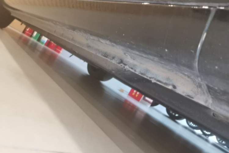 Used Hongqi H5 2022 Classic Model 1.8T Automatic Smart Connect Flagship Edition Right Side Sill