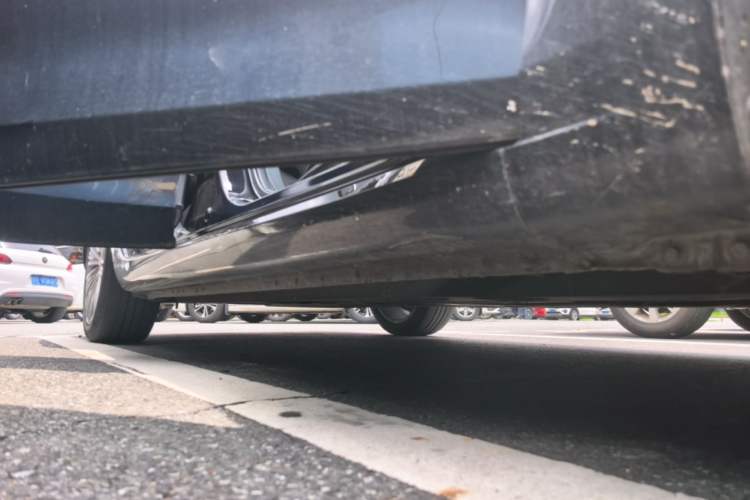 Used Hongqi H5 2022 Classic Model Facelift 1.8T Automatic Smart Connect Flagship Edition Right Side Sill