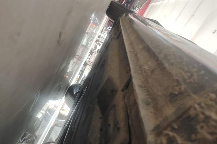 Used Hongqi H5 2022 Classic Model 1.8T Automatic Smart Connect Flagship Edition Right Side Sill