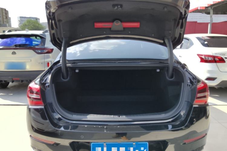 Used Hongqi H5 2022 Classic Model 1.8T Automatic Smart Connect Flagship Edition Trunk